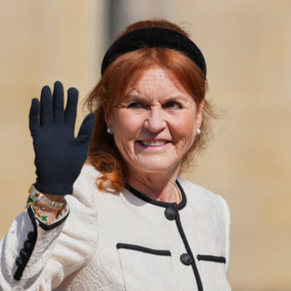 ARCHIVO - Sarah Ferguson saluda a la multitud mientras asiste al Servicio de Maitines de Pascua en la Capilla de San Jorge, en el Castillo de Windsor, Inglaterra, el domingo 20 de abril de 2025. (AP Photo/Kirsty Wigglesworth, archivo)