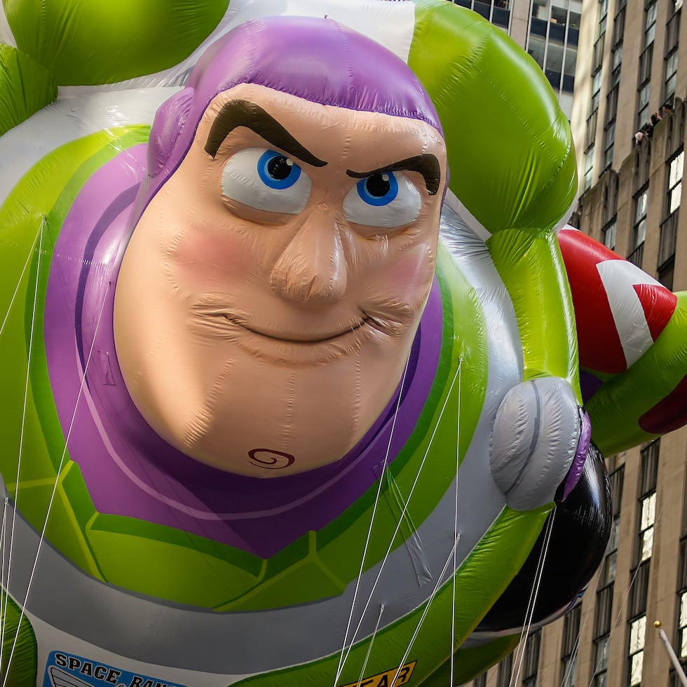 Este año, la tradicional caravana contó con nuevos globos que representan a Buzz Lightyear y Pac-Man listos para surcar los cielos y carrozas con Labubu y Lego adornando las calles.