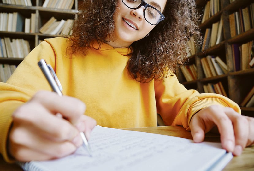 Se recomienda alternar periodos de estudio y de descanso. Por ejemplo, dedicar una hora de estudio seguida por 5 o 10 minutos de receso para descansar la vista y relajar la mente, antes de volver a estudiar.