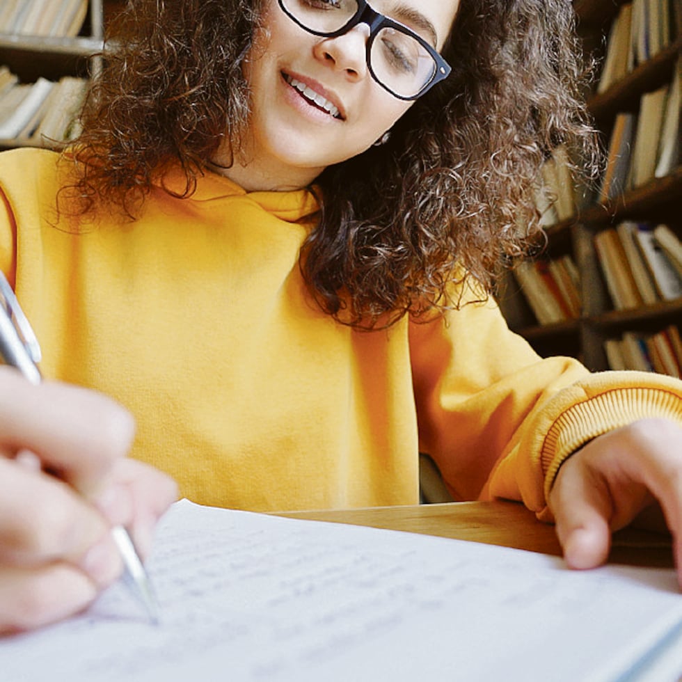 Se recomienda alternar periodos de estudio y de descanso. Por ejemplo, dedicar una hora de estudio seguida por 5 o 10 minutos de receso para descansar la vista y relajar la mente, antes de volver a estudiar.