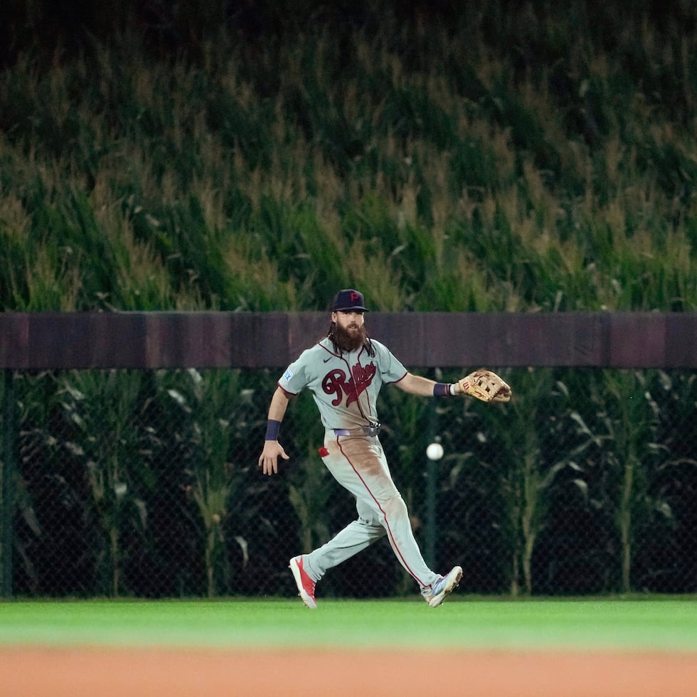El jardinero de los Phillies de Filadelfia Brandon Marsh fildea un sencillo de Kaelen Culpepper de los Twins de Minnesota en el encuentro disputado en el campo del Field of Dreams el jueves 13 de agosto del 2026.