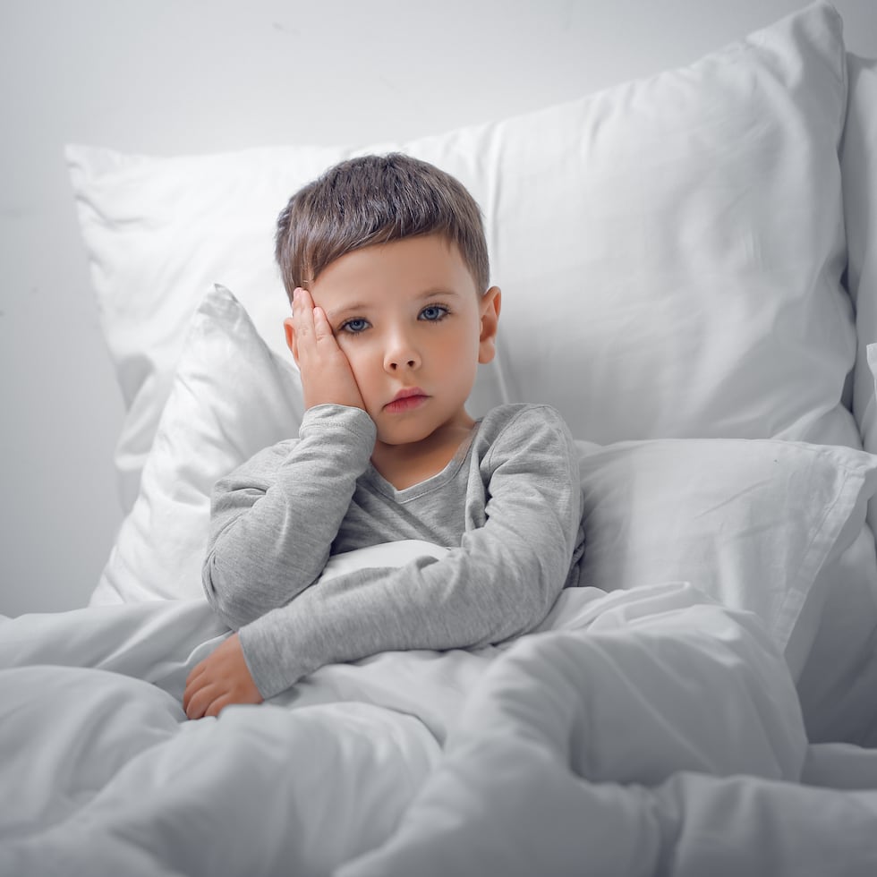 Hasta los 5 años es relativamente normal que un niño se despierte a orinar ocasionalmente en la noche, porque la vejiga y el control neurológico aún están madurando.