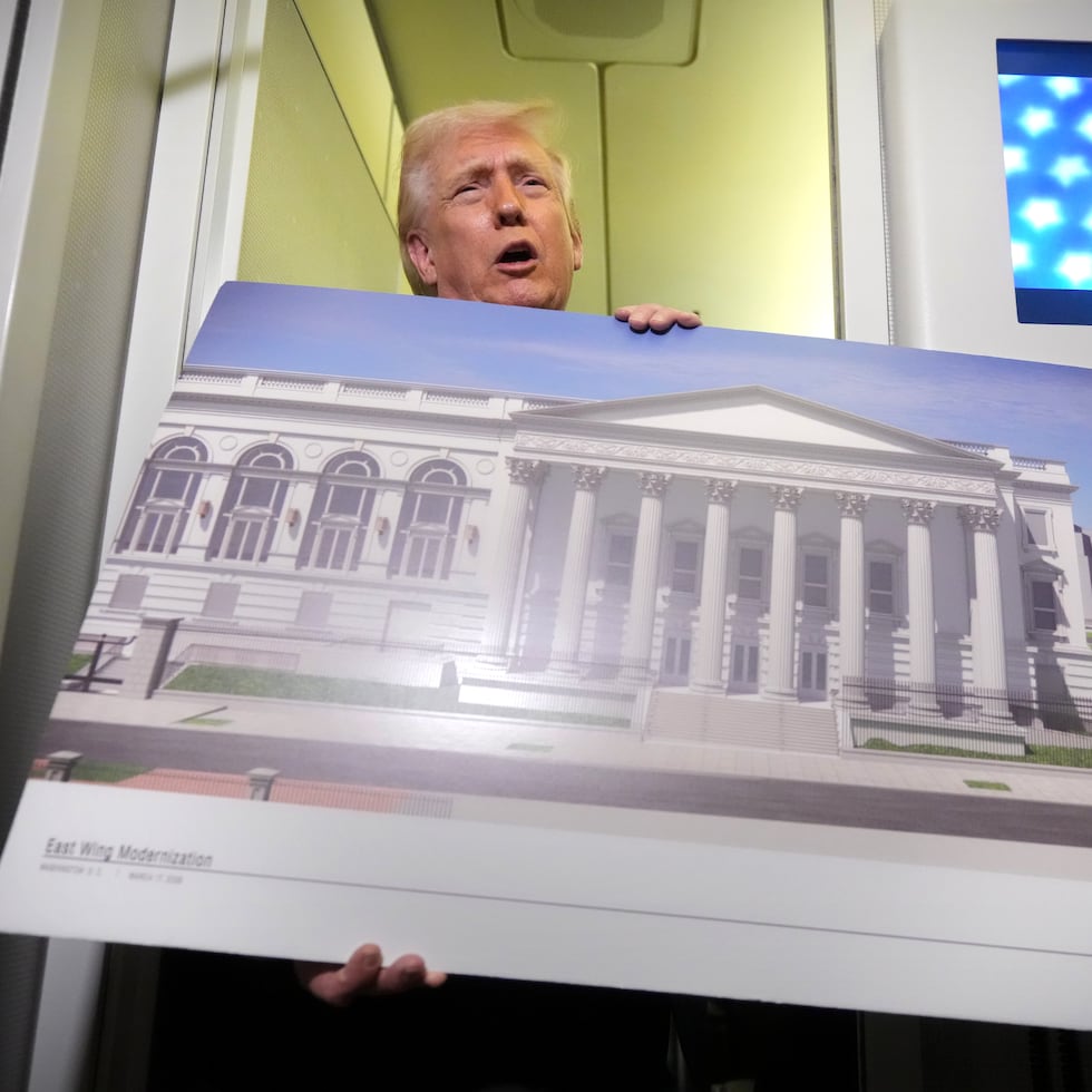 El presidente Donald Trump sostiene una imagen del diseño propuesto para la nueva Ala Este de la Casa Blanca.