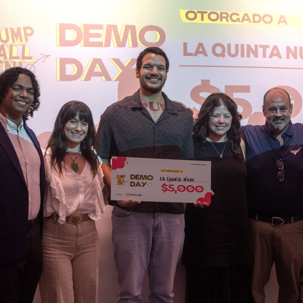 Juan Álvarez Aponte and Alejandra Silva Ruiz during the recognition of the culinary entrepreneurship development program Jump All In,
