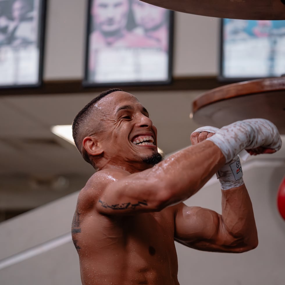 René "Chulo" Santiago, quien posee los campeonatos de la OMB y la AMB de las 108 libras, parte este jueves a Japón para defender en abril ambos campeonatos.