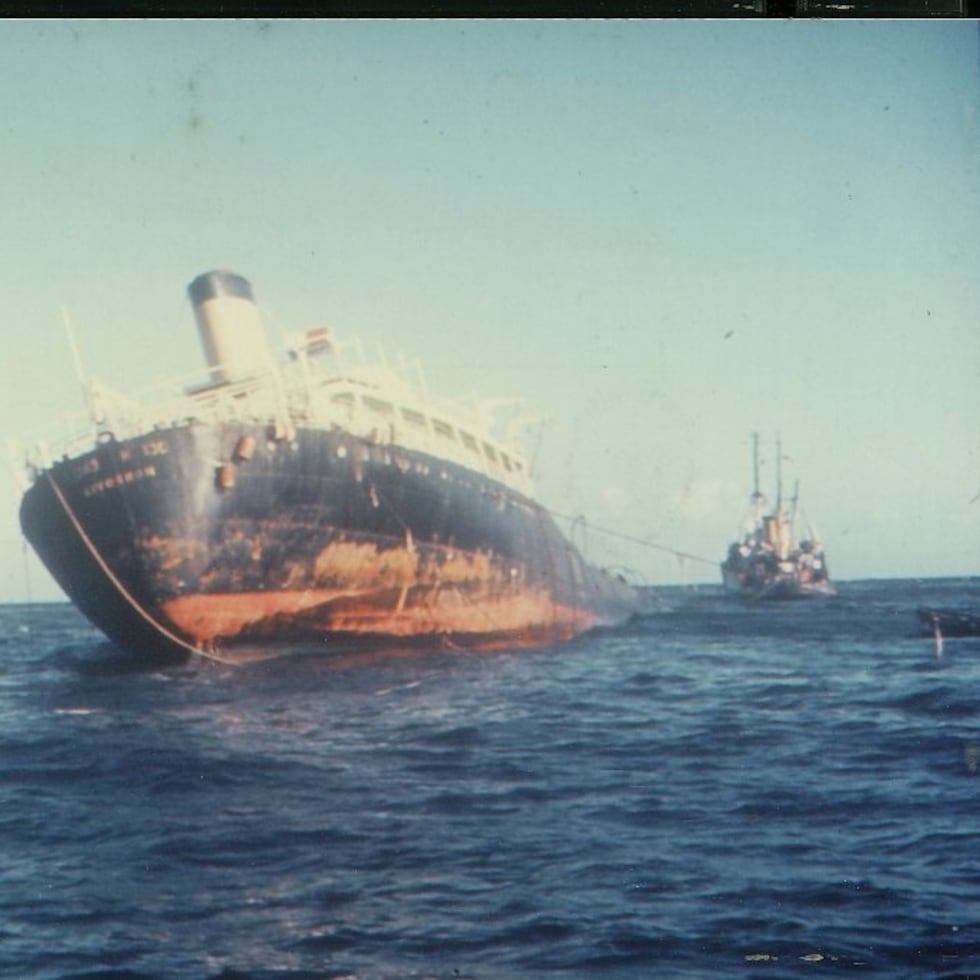 El buque, que navegaba desde Venezuela, se partió en dos y vertió 3.7 millones de galones de crudo.