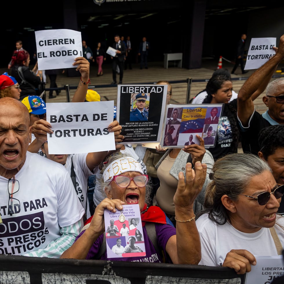 Decenas de familiares y activistas de la ONG Comité por la Libertad de los Presos Políticos (Clippve) denunciaron ante el Ministerio Público (MP, Fiscalía) las torturas que, aseguraron, han recibido los presos políticos en varias cárceles de Venezuela.