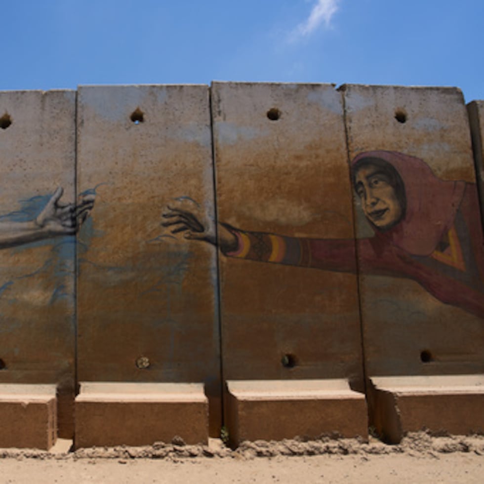 Pintura en un muro de seguridad en la frontera con el Líbano, en el norte de Israel, después de que Israel y el Líbano firmaran un acuerdo marco —descrito como un primer paso hacia la paz— tras meses de conflicto entre Israel y el grupo político-paramilitar libanés Hezbollah.
