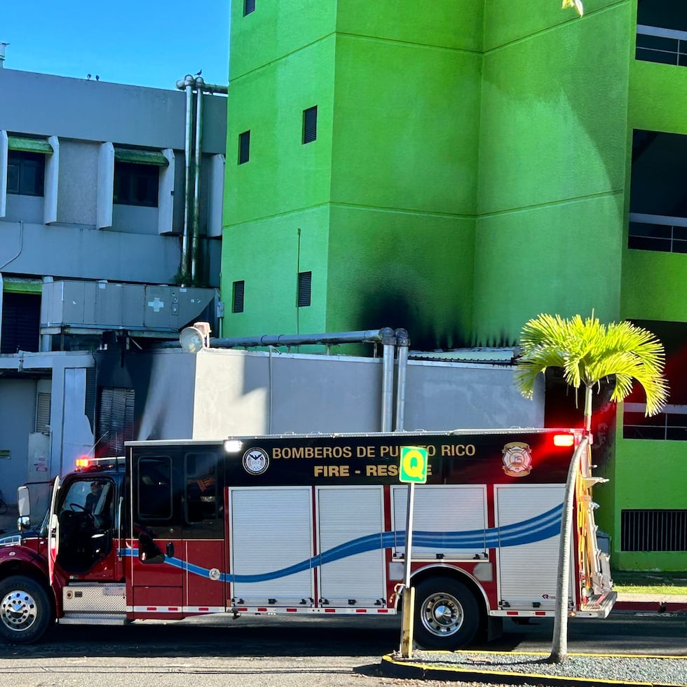 La Universidad Interamericana informó que el fuego ocurrió en una bóveda de una subestación de distribución cercana al edificio principal del Recinto Metro.