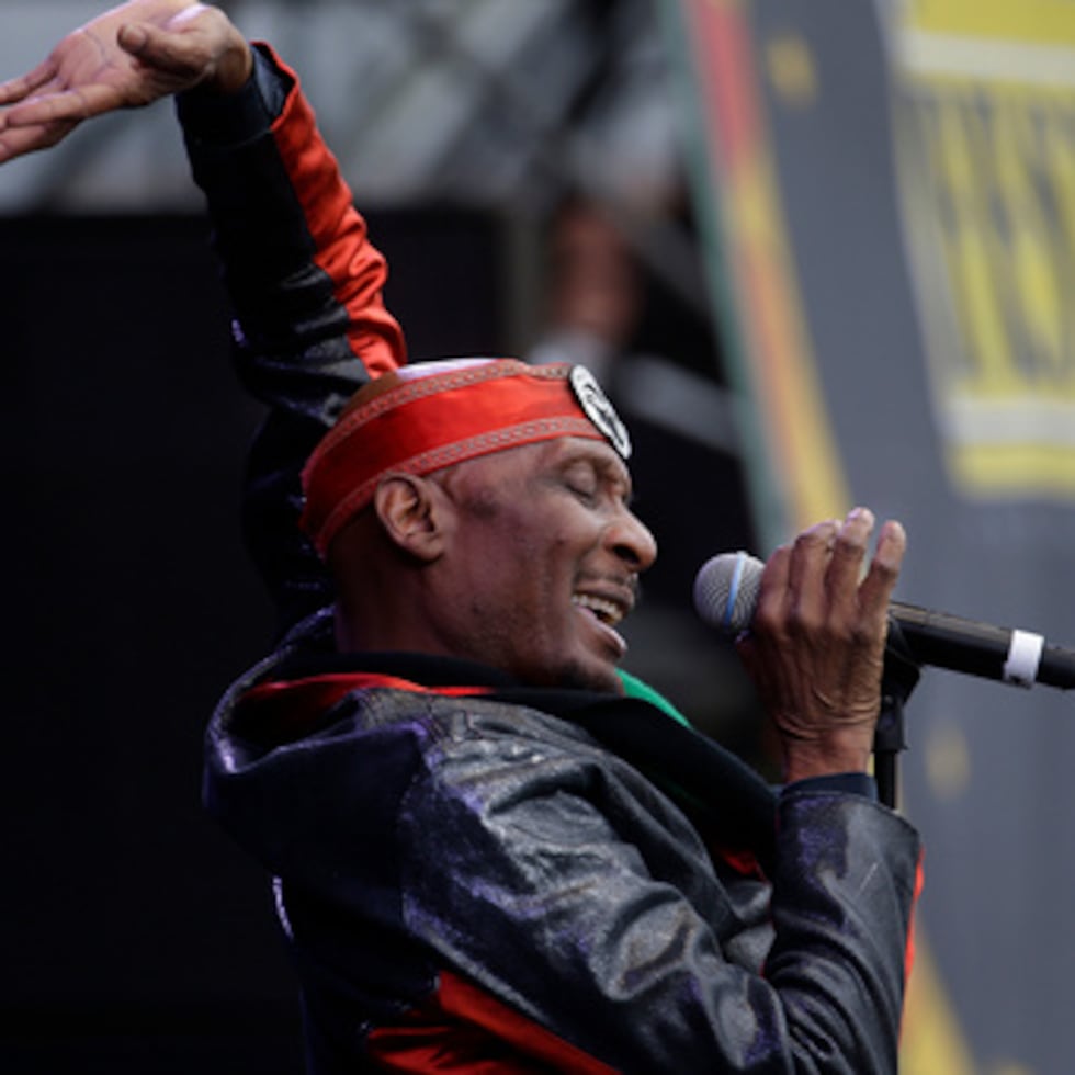 ARCHIVO - Jimmy Cliff actúa en el New Orleans Jazz and Heritage Festival en Nueva Orleans, el viernes 3 de mayo de 2013. (AP Photo/Gerald Herbert, Archivo)