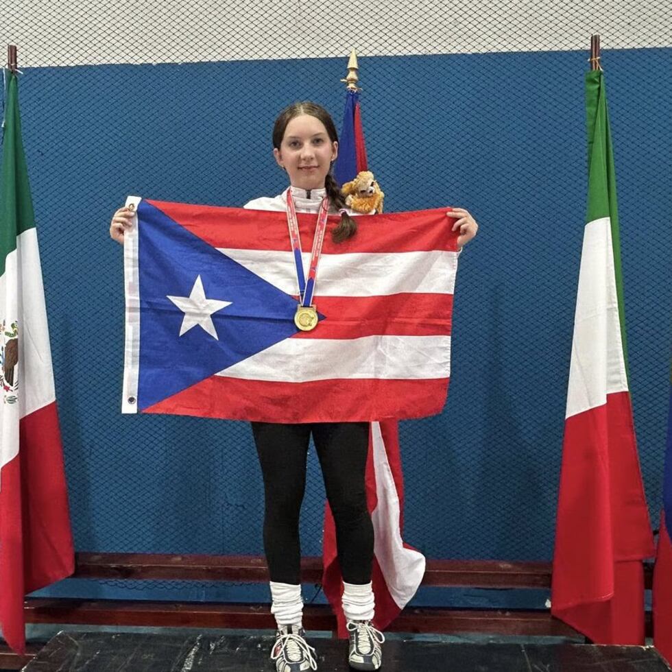 La boricua Allanis Waller Del Valle levanta la bandera en el podio del Campeonato Centroamericano y del Caribe en Costa Rica.