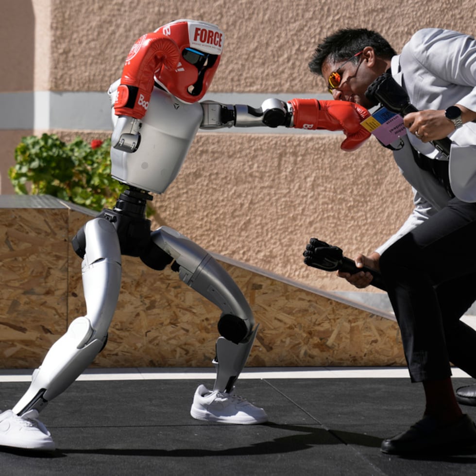 Con movimientos torpes pero decididos, los robots jugaron al fútbol, sorprendieron a los niños con habilidades de boxeo en sombras y lanzaron flechas este lunes en el lugar donde nacieron los Juegos Olímpicos.