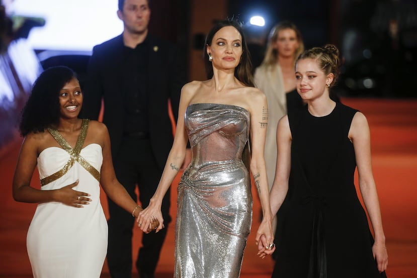 Imagen de archivo fechada en Roma, el 24 de octubre de 2021, de Angelina Jolie y sus hijas Zahara Marley (izquierda) y Shiloh (derecha) EFE/EPA/FABIO FRUSTACI