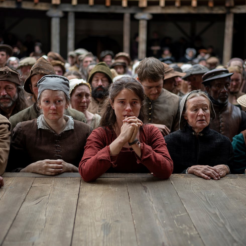 Jessie Buckley (centro) en una escena de “Hamnet”. Agata Grzybowska / Focus Features vía AP