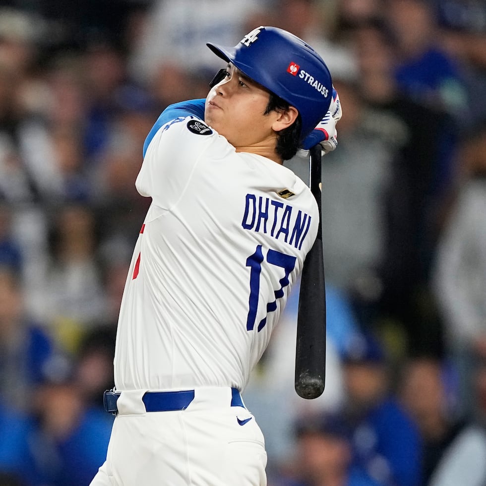 Shohei Ohtani, de los Dodgers de Los Ángeles, observa su cuadrangular contra los Blue Jays de Toronto durante la séptima entrada del Juego 3 de la Serie Mundial.