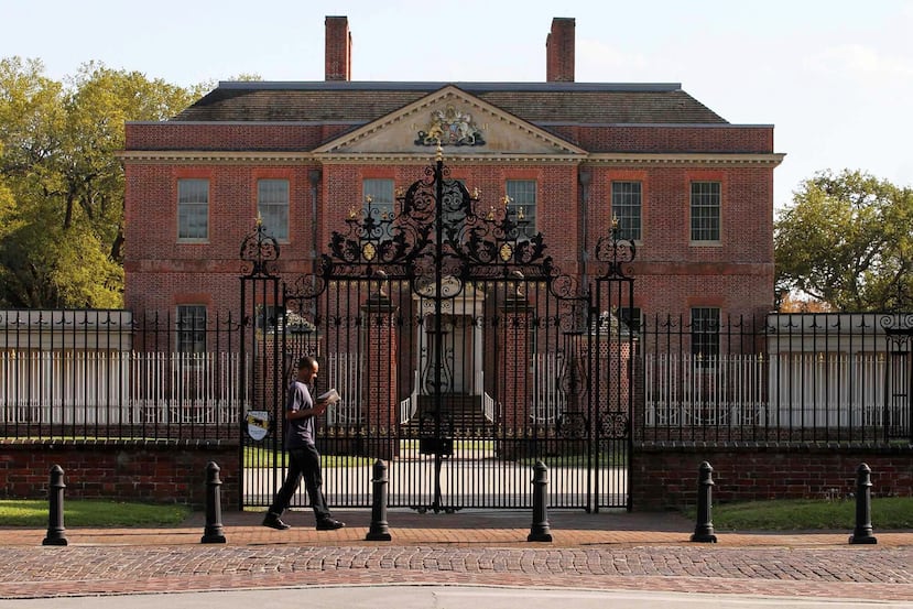 ARCHIVO - Un hombre camina por el sitio histórico del Palacio Tryon en New Bern, Carolina del Norte, el 27 de marzo de 2020. (Gray Whitley/Sun Journal vía AP, Archivo)