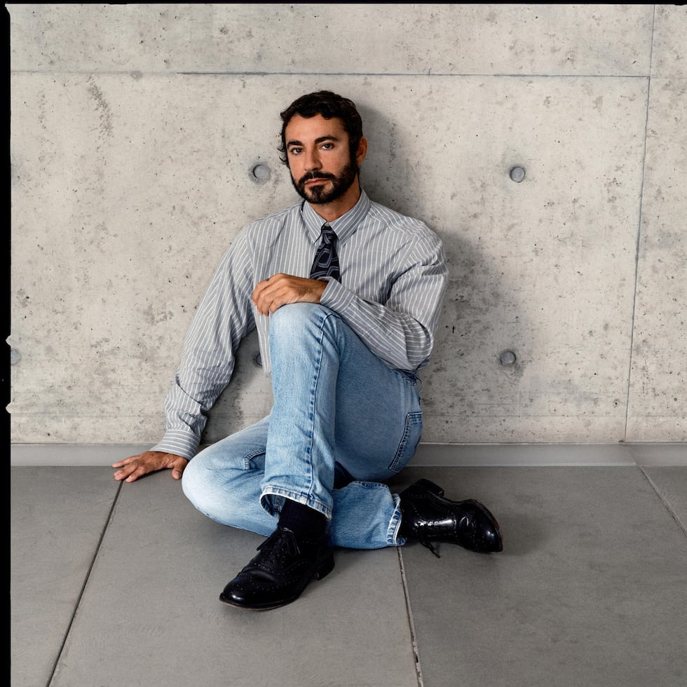 El diseñador Dario Vitale ha sido nombrado este miércoles nuevo director creativo de Emporio Armani y Giorgio Armani Accessories, con lo que se convierte en el primer ejecutivo en ocupar este puesto fuera de la familia del afamado modisto italiano, según un comunicado de la firma recogido en medios locales.