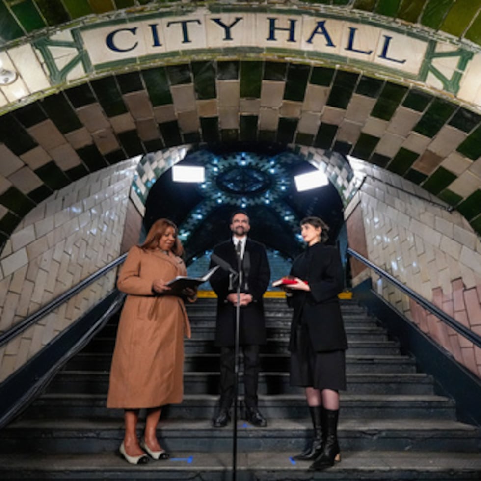 La fiscal general de Nueva York, Letitia James (izquierda), toma juramento al alcalde electo, Zohran Mamdani (centro), ante la mirada de su esposa, Rama Duwaji.