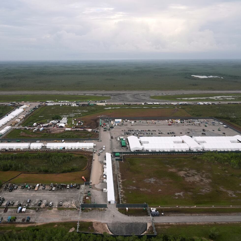 Obras de un nuevo centro para la detención de inmigrantes conocido como "Alcatraz de los Caimanes" el 4 de julio de 2024, en Ochopee, Florida. (AP Foto/Rebecca Blackwell, Archivo)