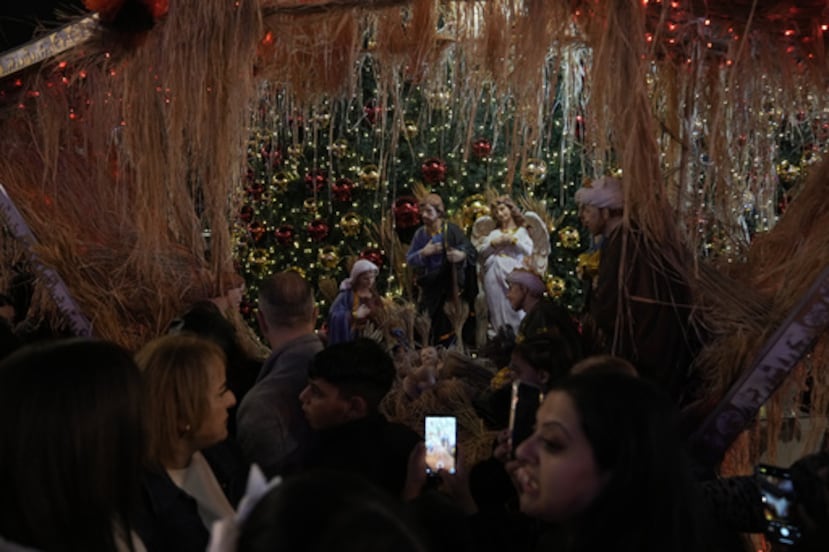 Palestinos participan en la iluminación del árbol de Navidad en la Plaza del Pesebre, junto a la Iglesia de la Natividad, tradicionalmente considerada el lugar de nacimiento de Jesucristo, en vísperas de la Navidad en la ciudad cisjordana de Belén.