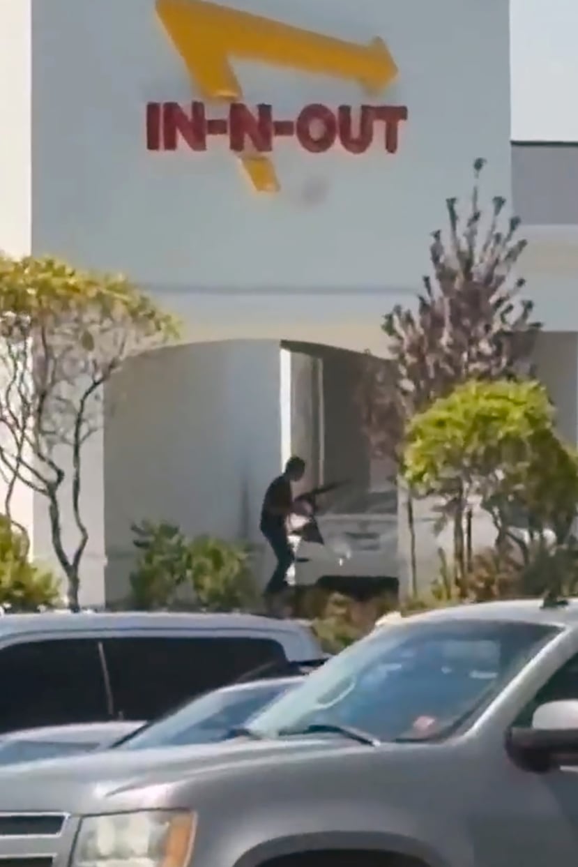 Esta imagen fija, capturada de un video por un testigo, muestra la escena de un tiroteo que comenzó en un restaurante In-N-Out Burger el sábado 1 de agosto de 2026 en Twin Falls, Idaho. (Kevin Bell Jr. vía AP)