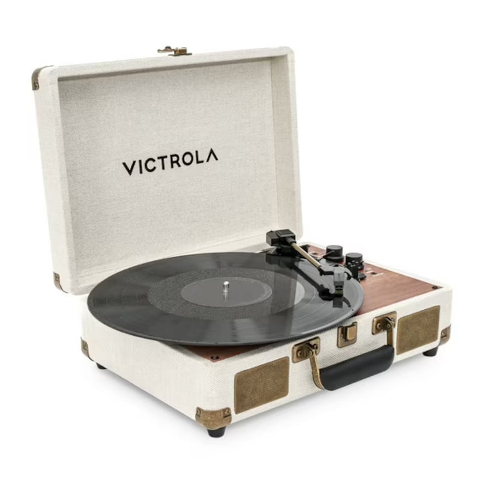 Si papá es amante de la música con un toque de nostalgia, un tocadiscos Vitrola es un gran detalle intencional para que desempolve sus vinilos y rememore sus canciones favoritas. Disponible en Walmart.