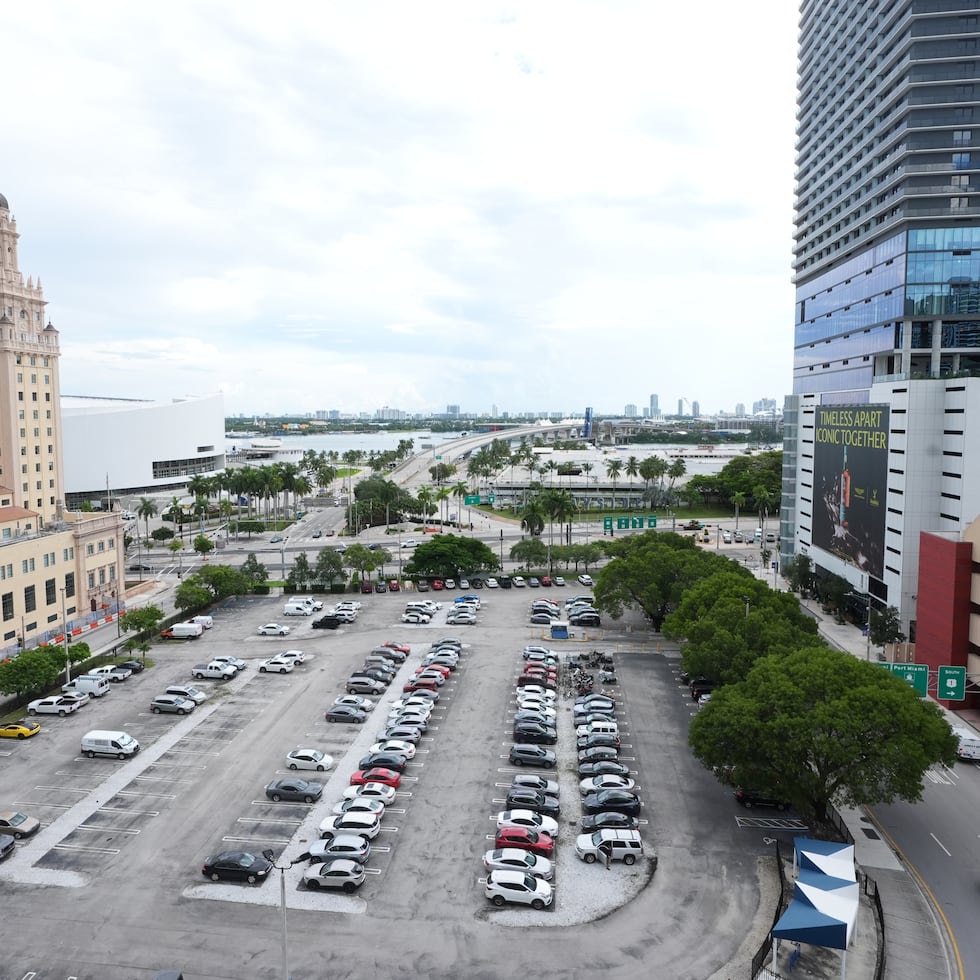 La transacción ocurre tras superarse una demanda que había presentado el historiador local Marvin Dunn, quien acusó a la universidad de violar la ley estatal de transparencia al ceder el terreno, el 23 de septiembre pasado, sin un aviso público anticipado del asunto.