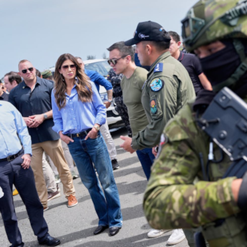 La entonces secretaria de Seguridad Nacional de EEUU, Kristi Noem, habla acompañada por el presidente de Ecuador, Daniel Noboa, durante su visita a la base aérea Ulpiano Páez, el 6 de noviembre de 2025, en Salinas, Ecuador.