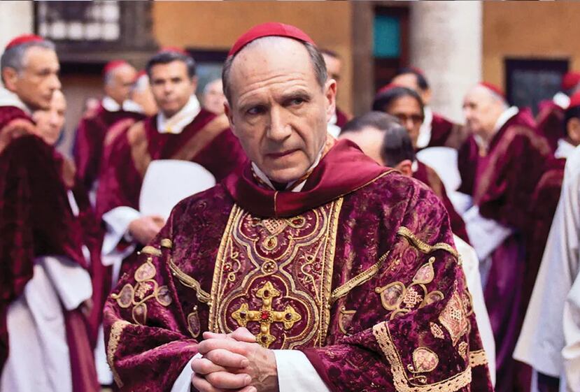 La película "Conclave" está protagonizada por el actor Ralph Fiennes.
