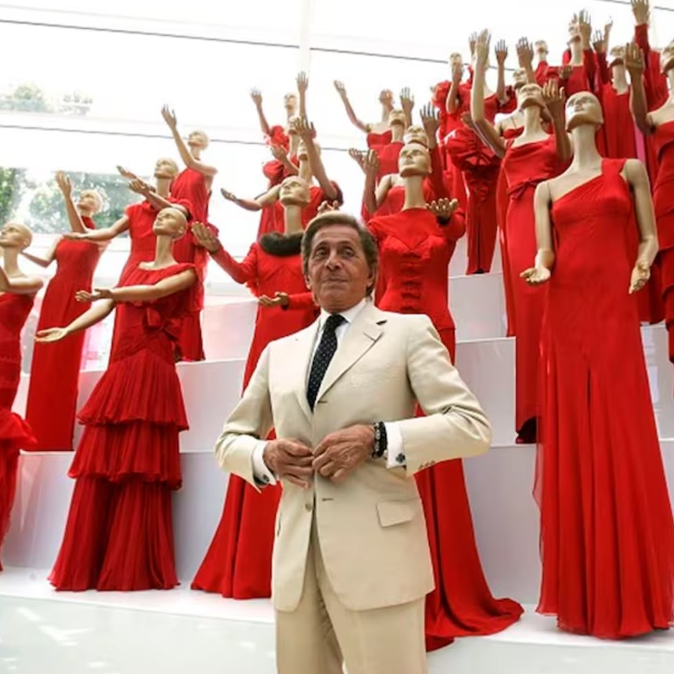 Más que hablar de un solo diseño, hay que reafirmar que el rojo vibrante estuvo presente desde que mostró al mundo sus colecciones. Este color es un sello distintivo de la marca: “Rosso Valentino”