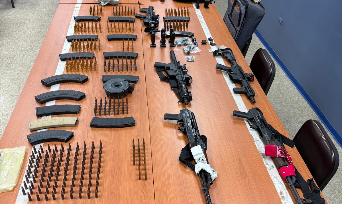 Policía ocupa arsenal de nueve armas de fuego y arresta a dos hombres en Salinas