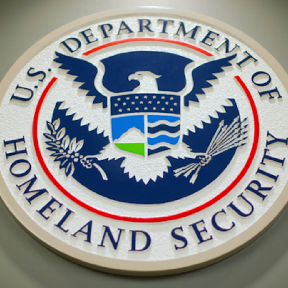 Mullin heredó un plan de $38,300 millones para aumentar la capacidad a 92,000 camas mediante la adquisición de ocho centros de detención de gran escala, capaces de albergar entre 7,000 y 10,000 inmigrantes cada uno.