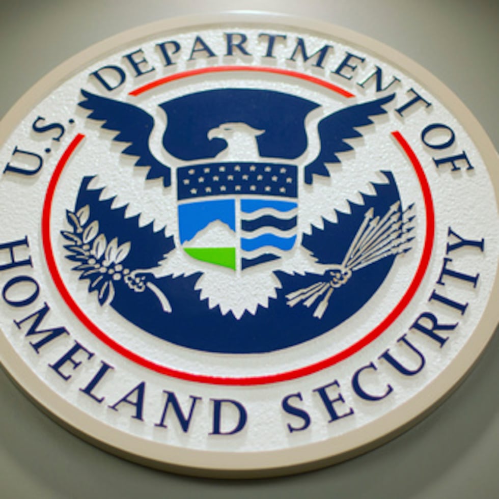 Según la política, el Departamento de Seguridad Nacional (DHS, por sus siglas en inglés) ha negado audiencias de fianza a inmigrantes arrestados en todo el país, incluso aquellos que han vivido en Estados Unidos durante años sin antecedentes penales.