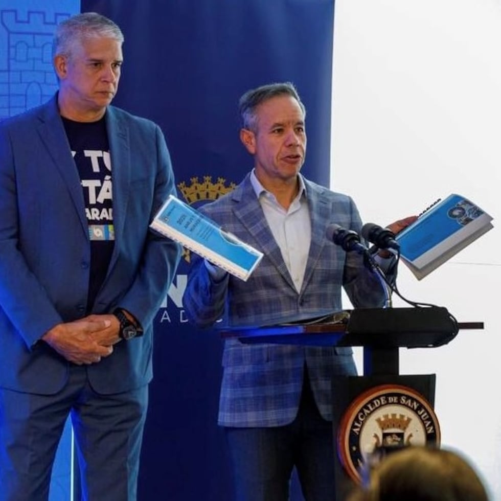 El comisionado de la Oficina Municipal de Manejo de Emergencias, Carlos Acevedo (izquierda), junto al alcalde de San Juan, Miguel Romero (derecha).