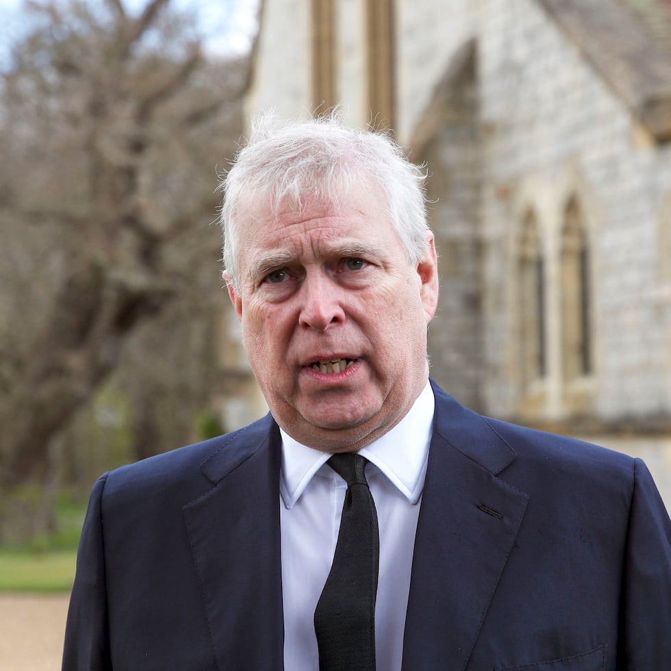 Tras ser despojado de su título de príncipe, ahora se le conoce como Andrew Mountbatten-Windsor.