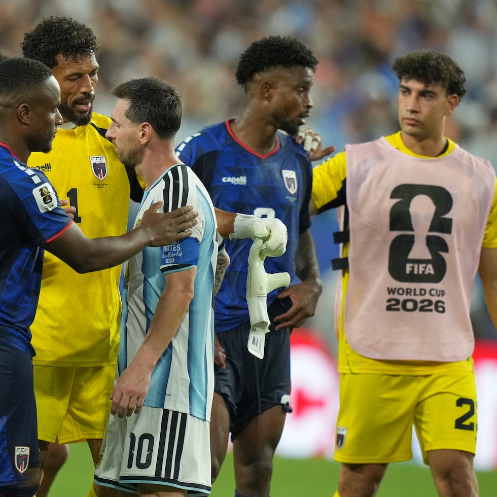 El destacado portero de Cabo Verde Vozinha (1) felicita al astro argentino Lionel Messi tras el partidazo.