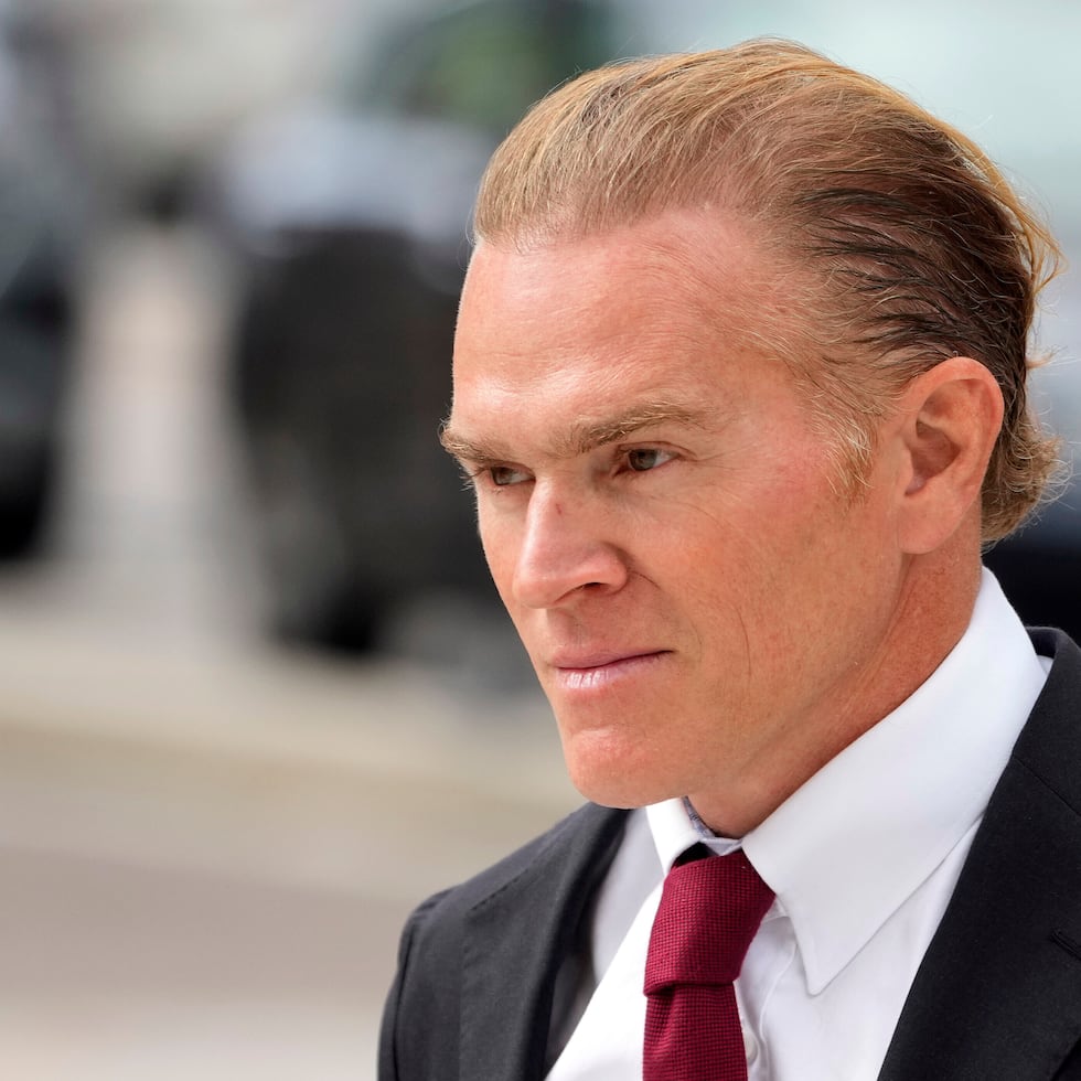 El ex boina verde Jordan Goudreau camina hacia un tribunal federal para una audiencia de fianza en Tampa, Florida, el miércoles 29 de octubre de 2025. (AP Foto/Chris O'Meara)