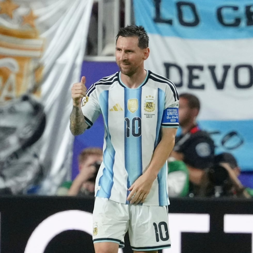 Lionel Messi (10) reacciona tras marcar su tercer gol para Argentina en la victoria 3-0 ante Argelia en el Grupo J del Mundial.