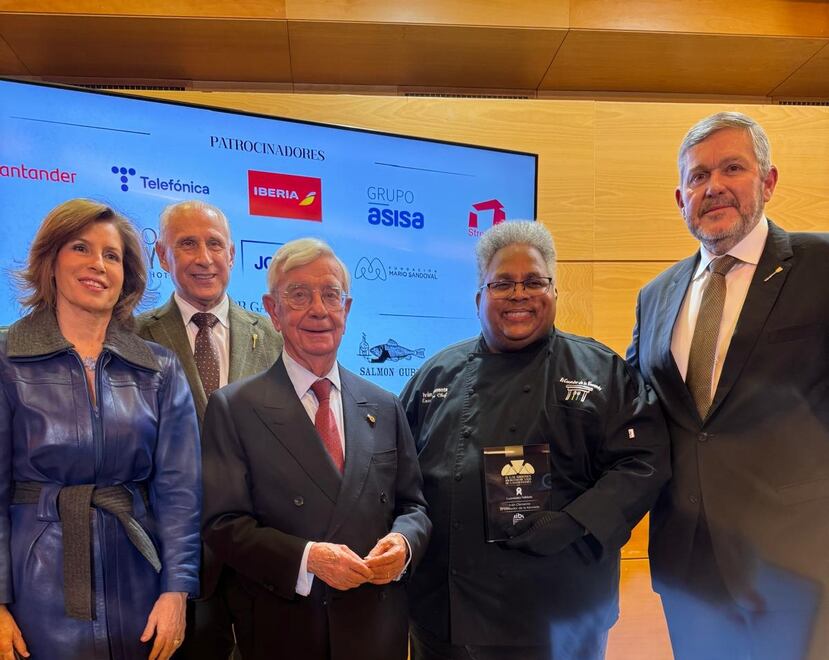 Desde la izquierda: María Inmaculada Quintana, miembro Academia Iberoamericana de Gastronomía; José Carlos de Santiago, presidente Grupos Excelencias; Rafael Ansón, presidente de la Academia Iberoamericana de Gastronomía; Chef Iván Clemente; y César Cordero-Krüger, presidente Academia Puertorriqueña de Gastronomía (APUGA).