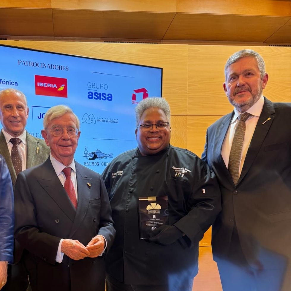 Desde la izquierda: María Inmaculada Quintana, miembro Academia Iberoamericana de Gastronomía; José Carlos de Santiago, presidente Grupos Excelencias; Rafael Ansón, presidente de la Academia Iberoamericana de Gastronomía; Chef Iván Clemente; y César Cordero-Krüger, presidente Academia Puertorriqueña de Gastronomía (APUGA).