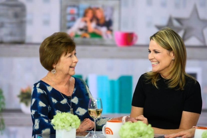 En esta imagen facilitada por NBCUniversal, Savannah Guthrie, a la derecha, su madre Nancy hablan, el miércoles 17 de abril de 2019, en Nueva York. (Nathan Congleton/NBCUniversal vía AP)
