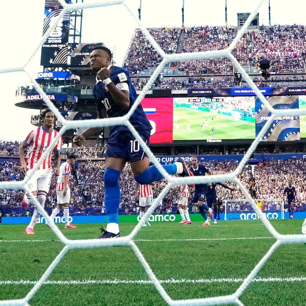 Kylian Mbappé festeja su gol de penal ante Paraguay en los octavos de final del Mundial.