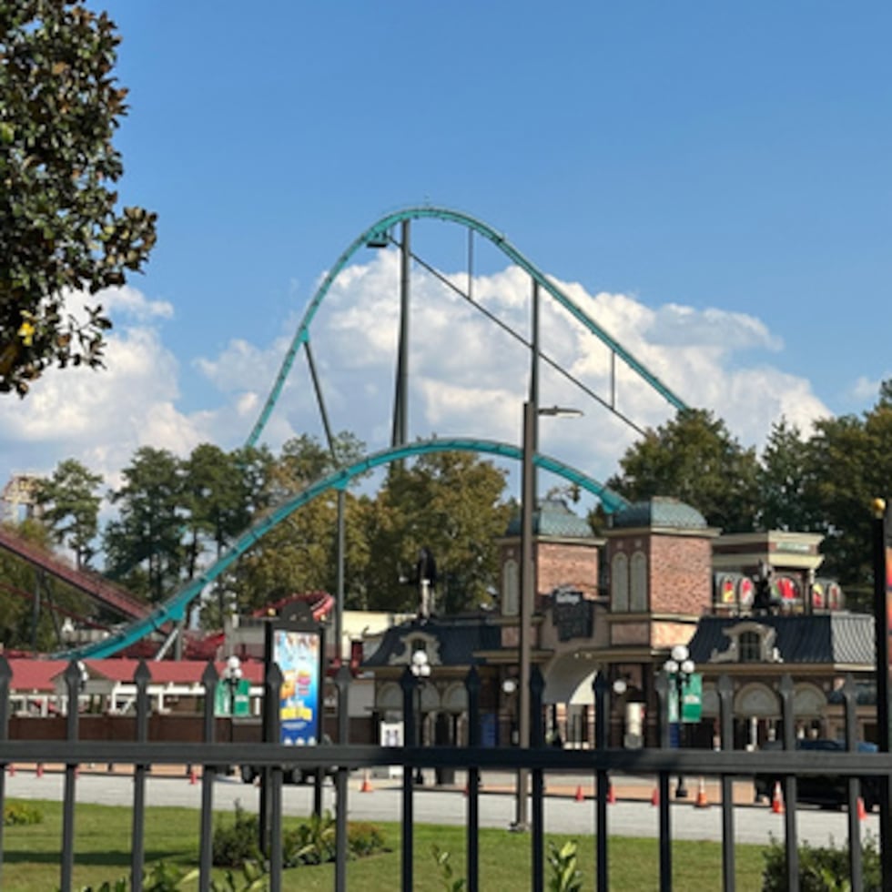 En la imagen se ve la entrada al parque de atracciones Six Flags Over Georgia, en Mableton (Georgia), el viernes 16 de octubre de 2026. (Foto AP/Kate Brumback)