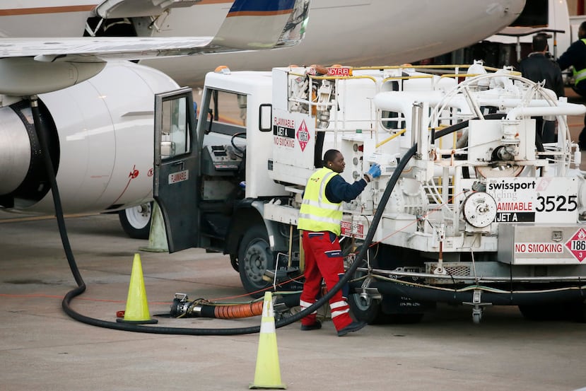 ARCHIVO - Un trabajador se prepara para repostar combustible a un avión de United Express tras su llegada a una puerta de embarque en el Aeropuerto Internacional de Dallas-Fort Worth, el jueves 15 de enero de 2015, en Grapevine, Texas. (Foto AP/Tony Gutierrez, Archivo)