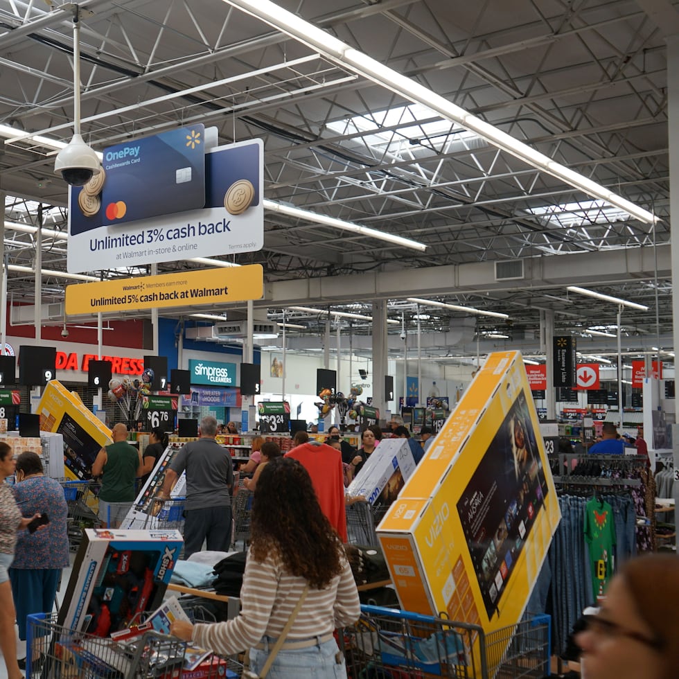 A las 8:00 a.m. todavía había estacionamiento en Plaza del Sol, en Bayamón, donde los televisores son el artículo estrella del día, sobre todo en Walmart, tienda que abrió sus puertas a las 6:00 a.m.