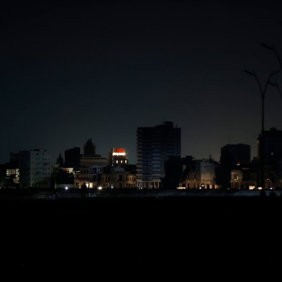 La red eléctrica cubana se ha deteriorado drásticamente en los últimos años, lo que ha llevado a un aumento de los cortes diarios y apagones en toda la isla.