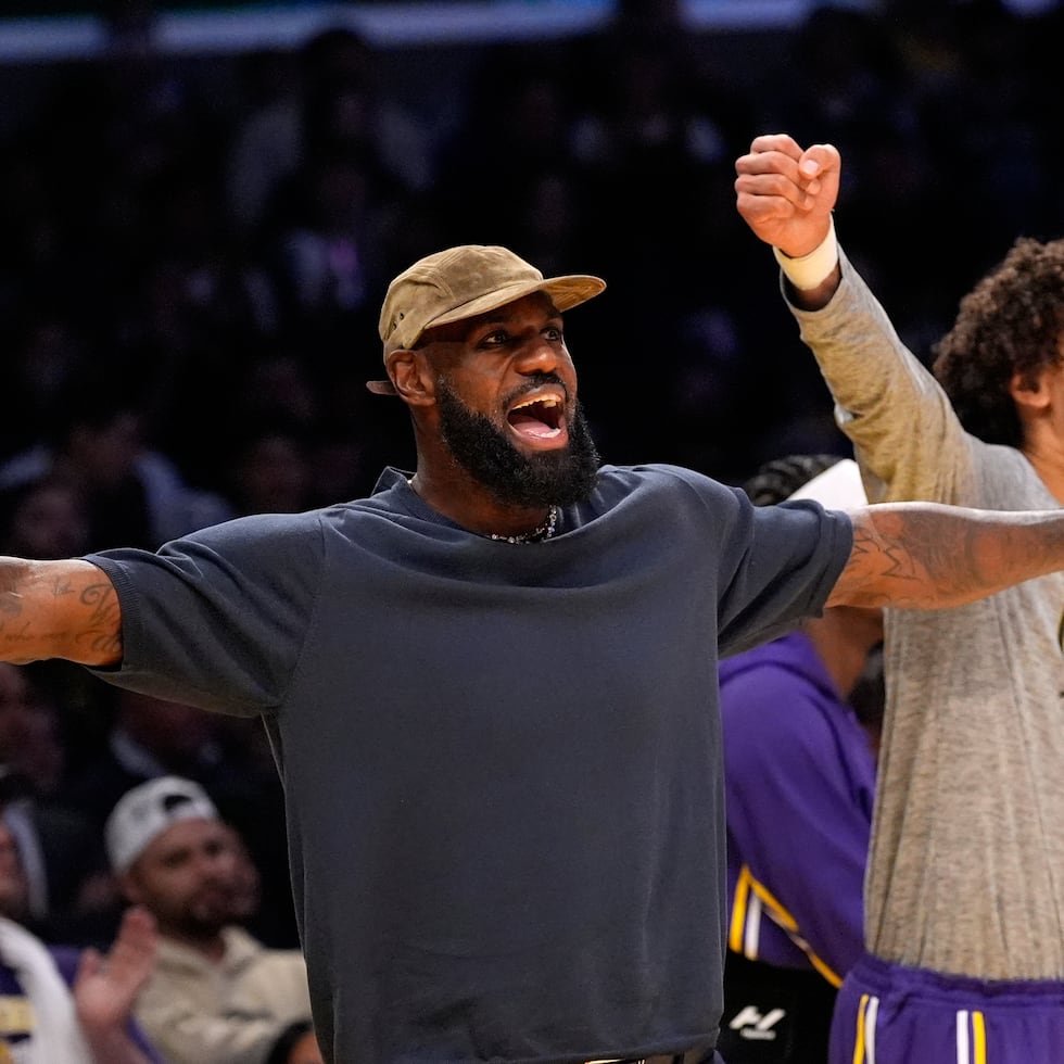 LeBron James y Jaxson Hayes de los Lakers de Los Ángeles celebran durante el encuentro ante los Spurs de San Antonio.