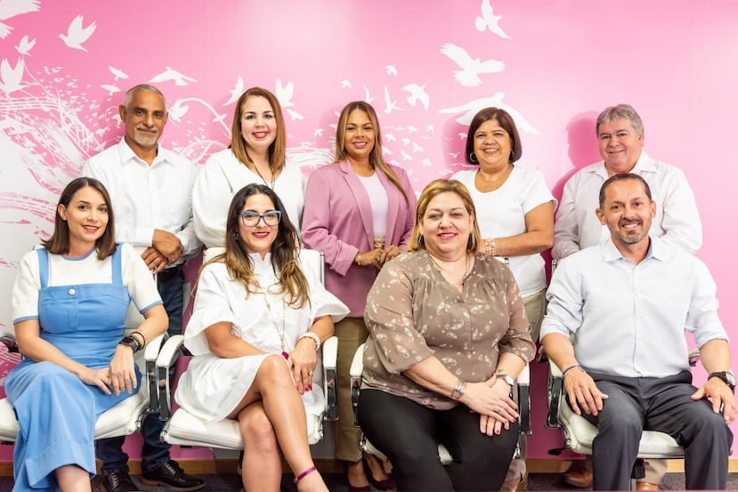 De izquierda a derecha atrás: Dennis Arroyo, Madeline Hernández, Lcda. Madeline Bermúdez Sanabria, Dihana McGee, Wilfredo Díaz. En el mismo orden al frente: Shanid Monzón, Aritzza González, Carmen Santiago y Juan Pablo Meléndez.