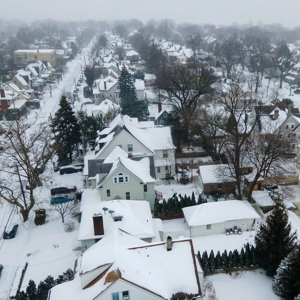 La nieve cubre casas en Rutherford, Nueva Jersey, el domingo.