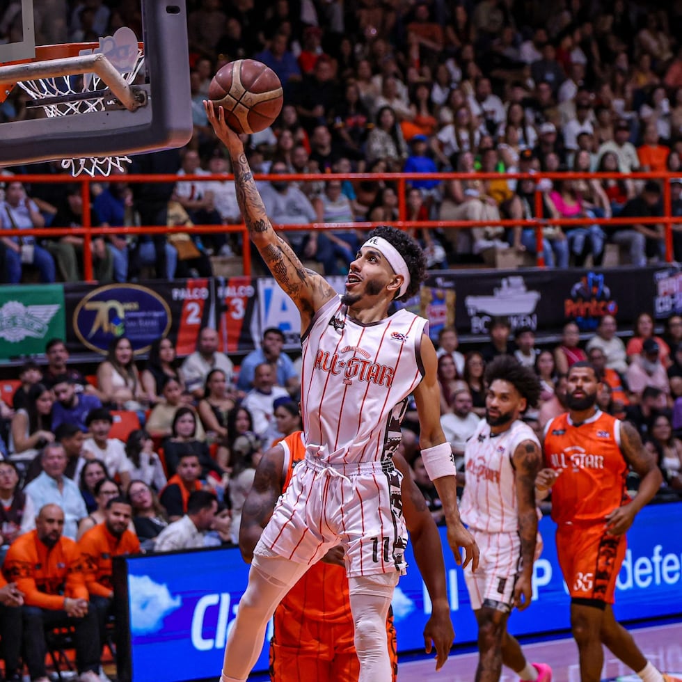 André Curbelo, del equipo de la Conferencia B, se apresta a anotar contra la escuadra de la Conferencia A durante el Juego de Estrellas 2026 del BSN.